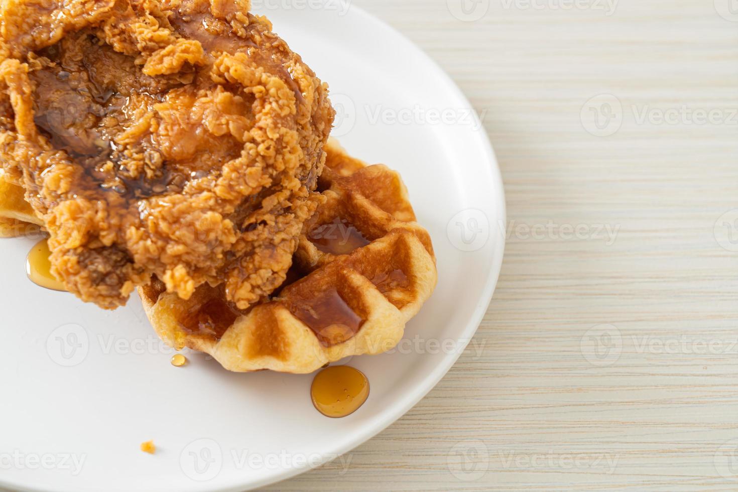 waffle di pollo fritti fatti in casa con miele o sciroppo d'acero foto