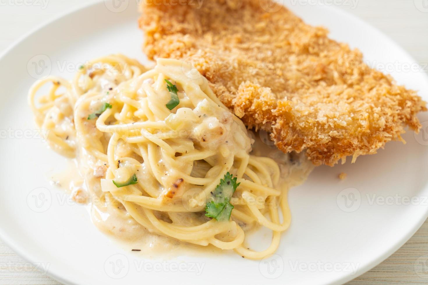 spaghetti fatti in casa sugo di panna bianca con pesce fritto foto