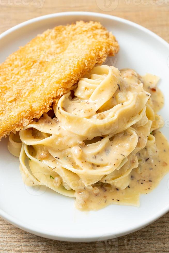 fettuccine fatte in casa salsa di panna bianca con pesce fritto foto