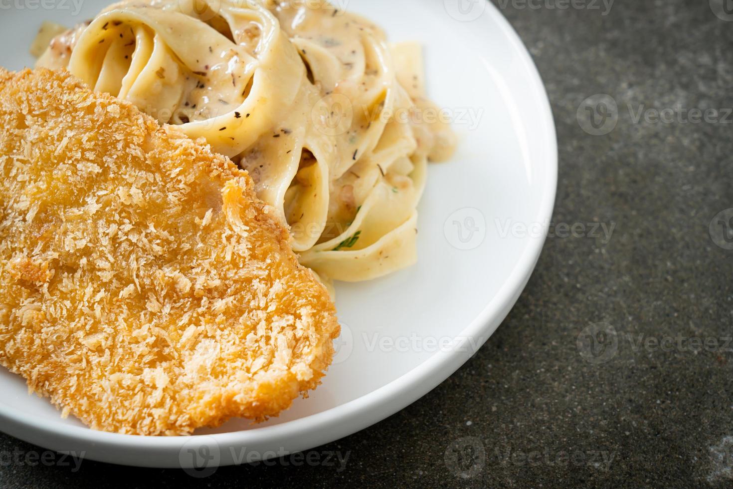 fettuccine fatte in casa salsa di panna bianca con pesce fritto foto