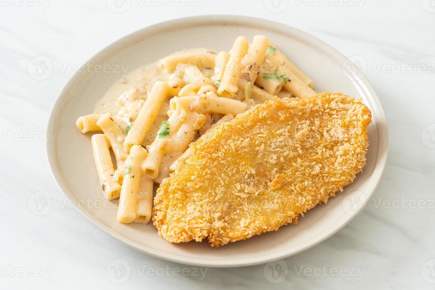 penne quadrotto fatto in casa sugo di panna bianca con frittura di pesce foto