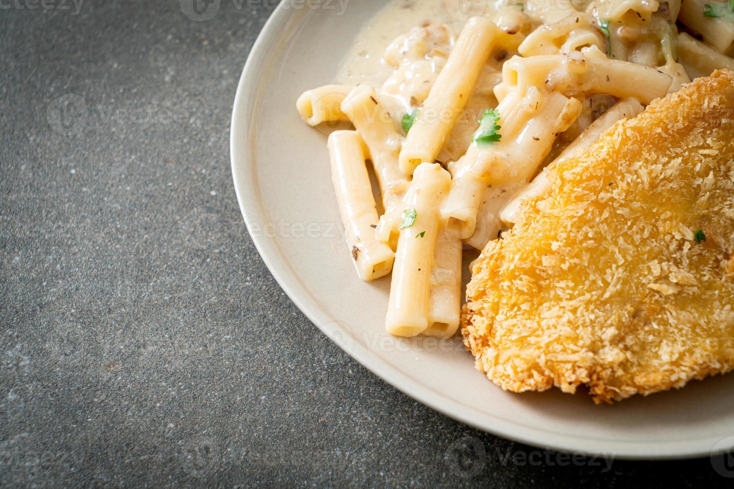 penne quadrotto fatto in casa sugo di panna bianca con frittura di pesce foto