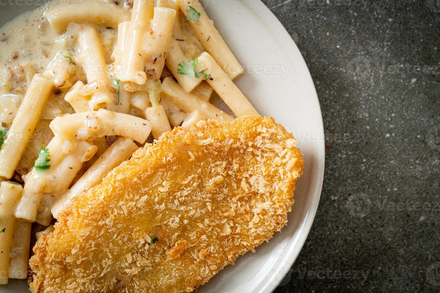 penne quadrotto fatto in casa sugo di panna bianca con frittura di pesce foto