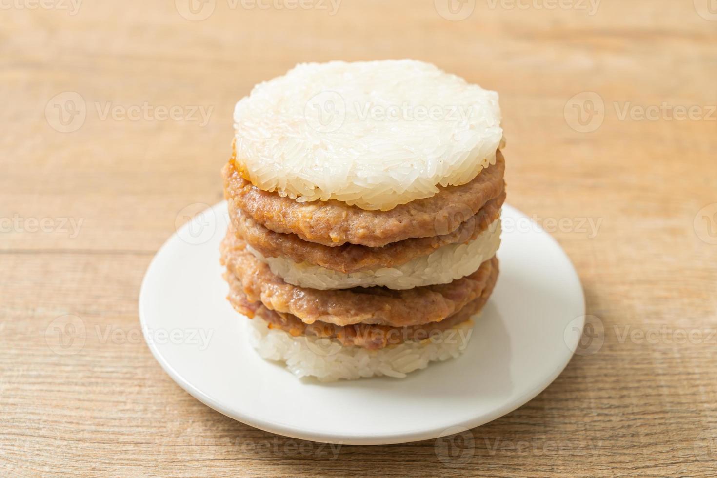 maiale alla griglia fatto in casa con hamburger di riso appiccicoso foto