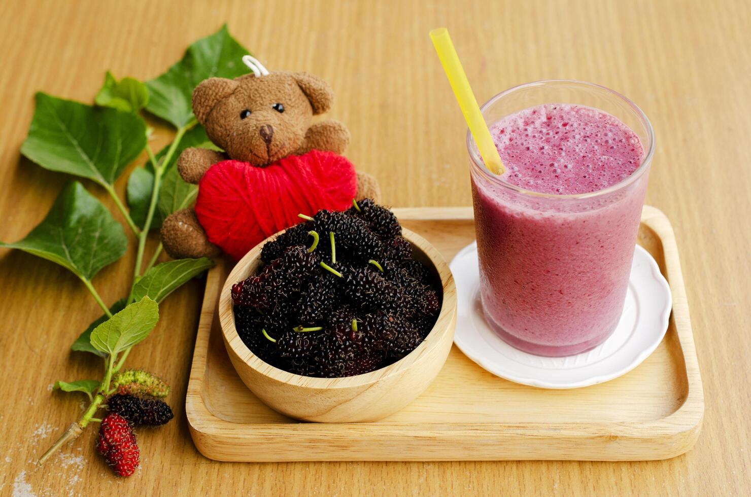 bevanda di succo di gelso fatta in casa su sfondi di legno foto