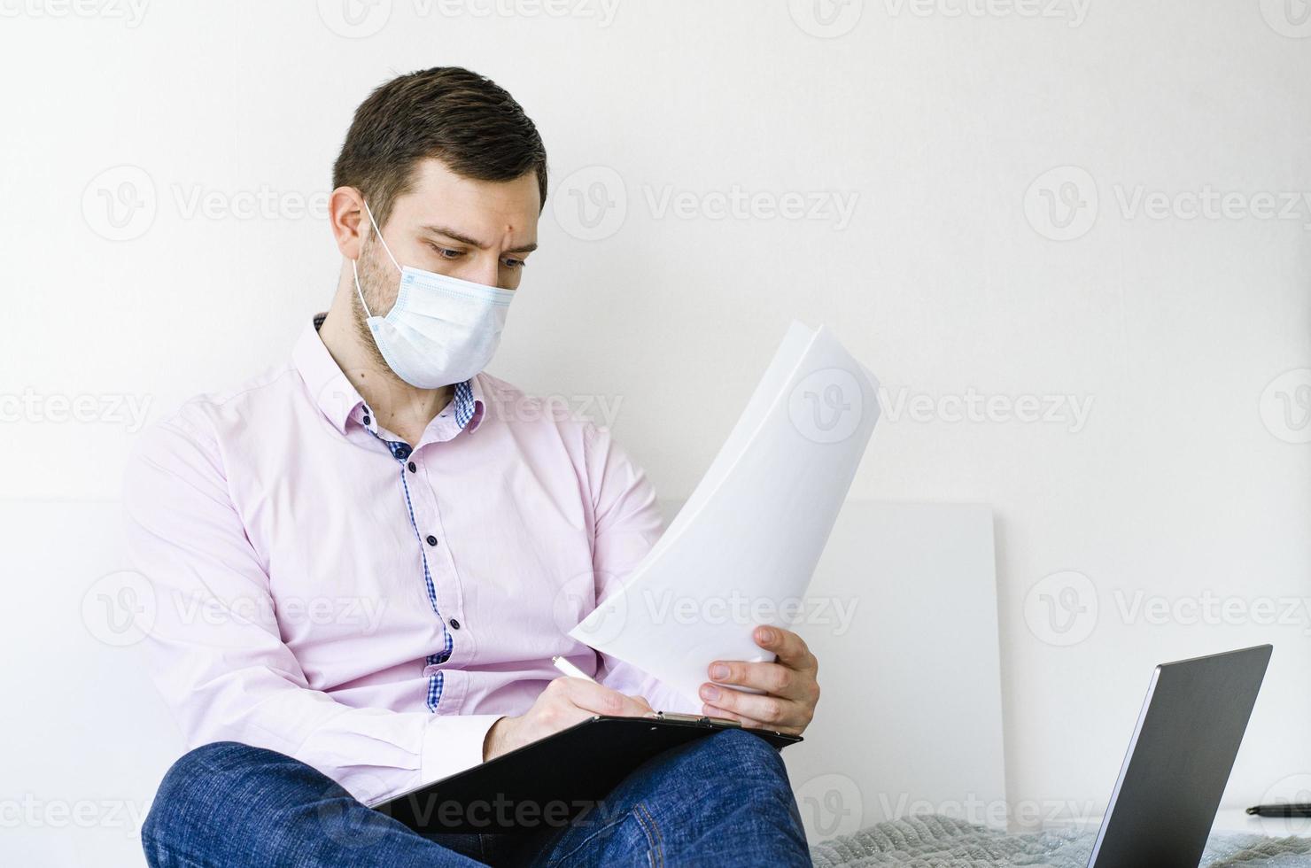 un uomo in camicia e jeans risolve i problemi di lavoro a distanza. foto