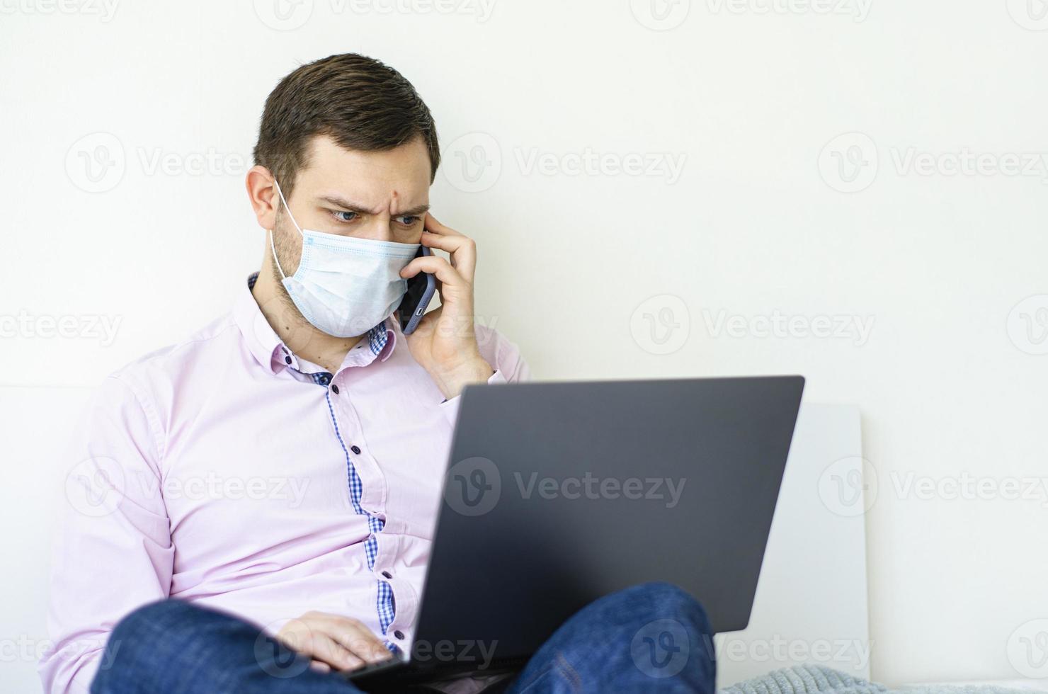 un uomo in camicia e jeans risolve i problemi di lavoro a distanza. foto