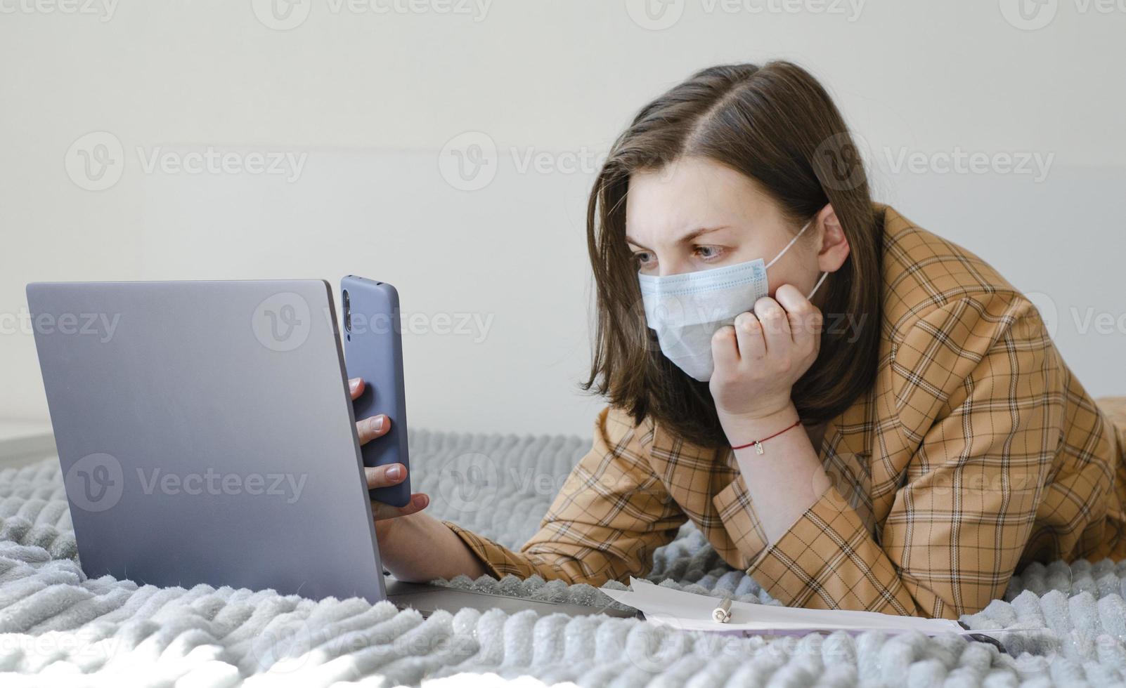 la donna d'affari risolve i problemi di lavoro da remoto. portatile e telefono. foto