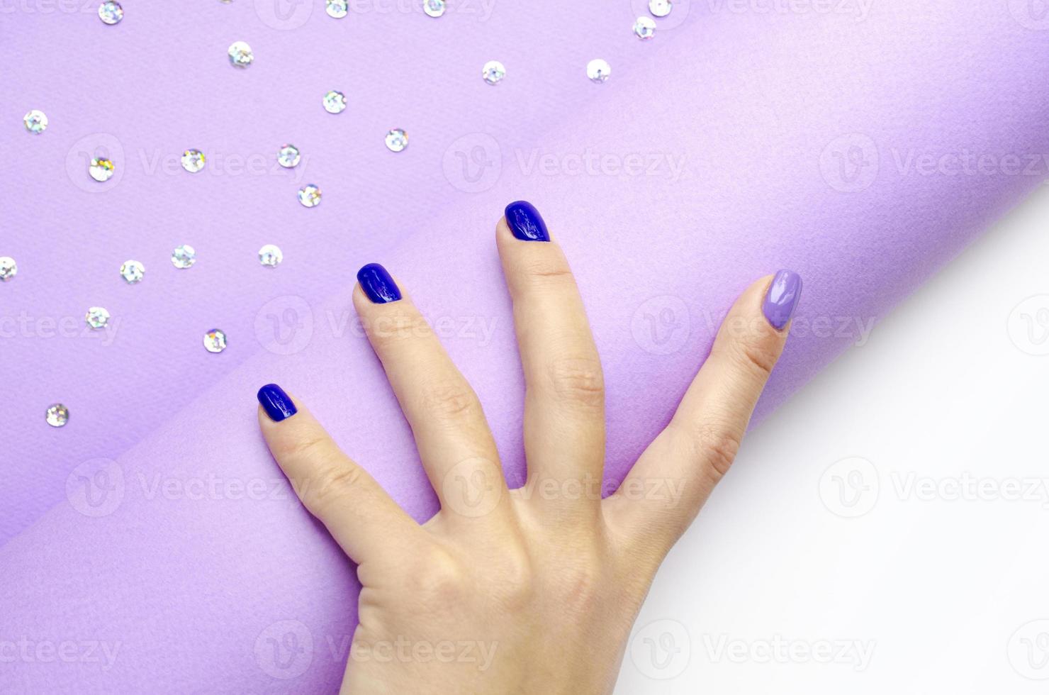 manicure da donna alla moda alla moda. blu e lilla foto