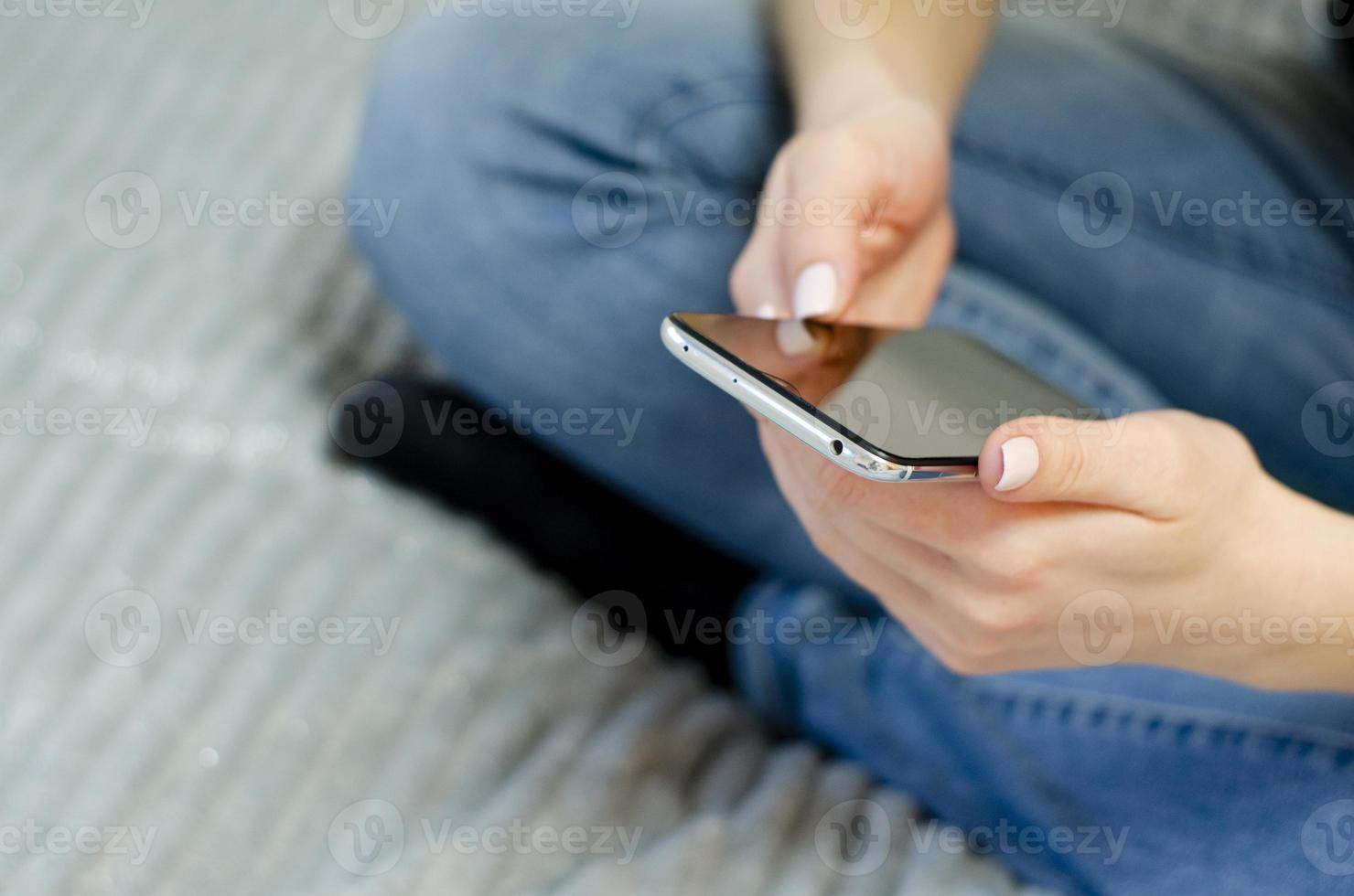 una ragazza sta usando il suo telefono cellulare. comunicazione a distanza. foto