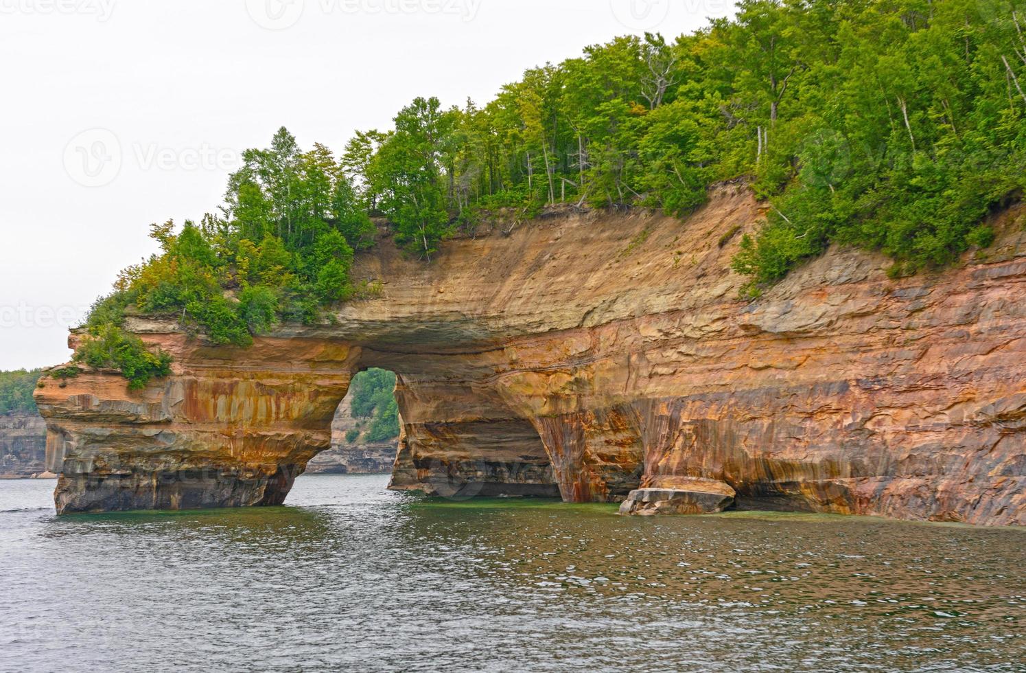 arco di arenaria sulla baia in riva al lago foto