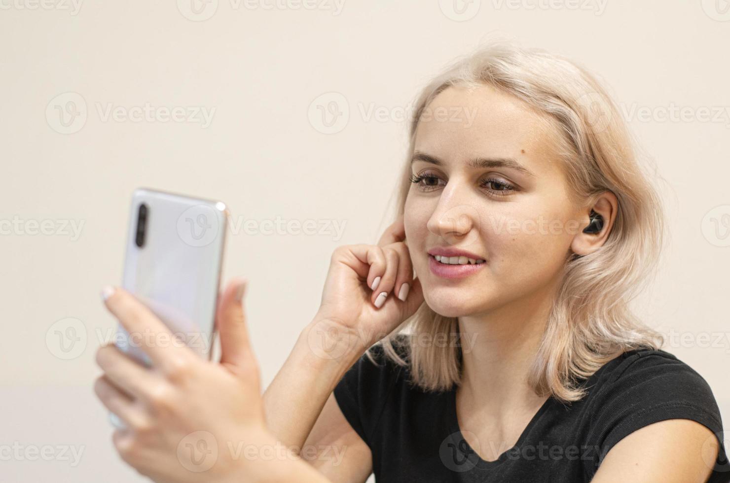 ragazza comunica tramite videochiamata. cuffie senza fili. foto