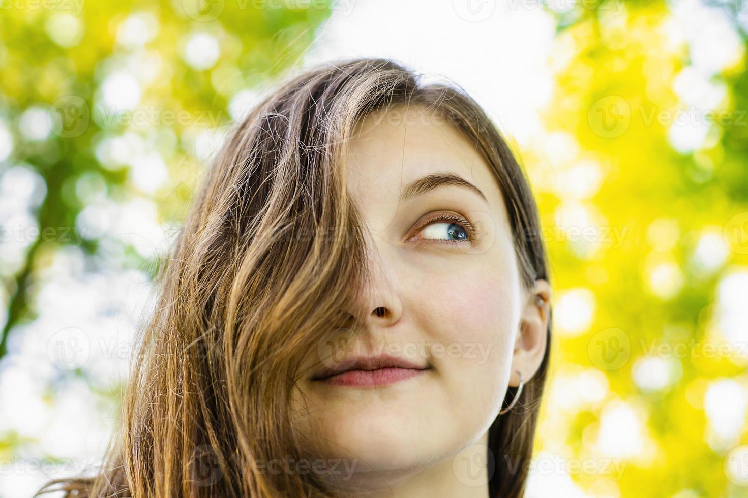 bella ragazza, capelli castani. bellezza naturale. natura. foto