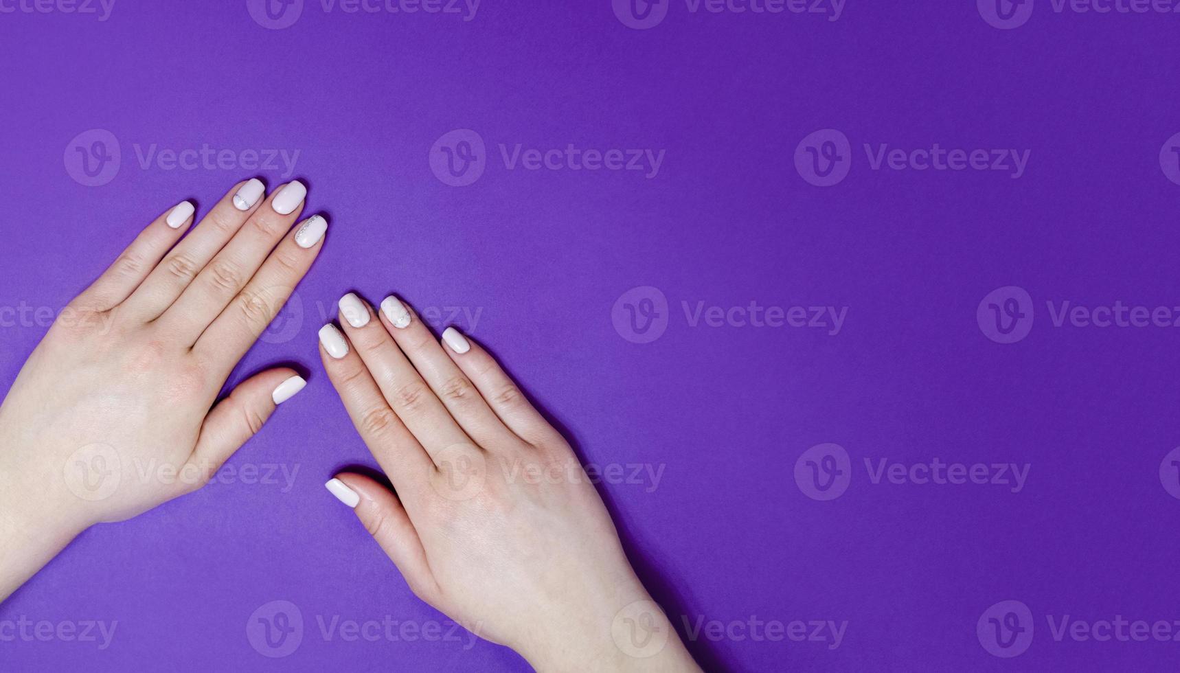 manicure femminile su uno sfondo luminoso. viola foto