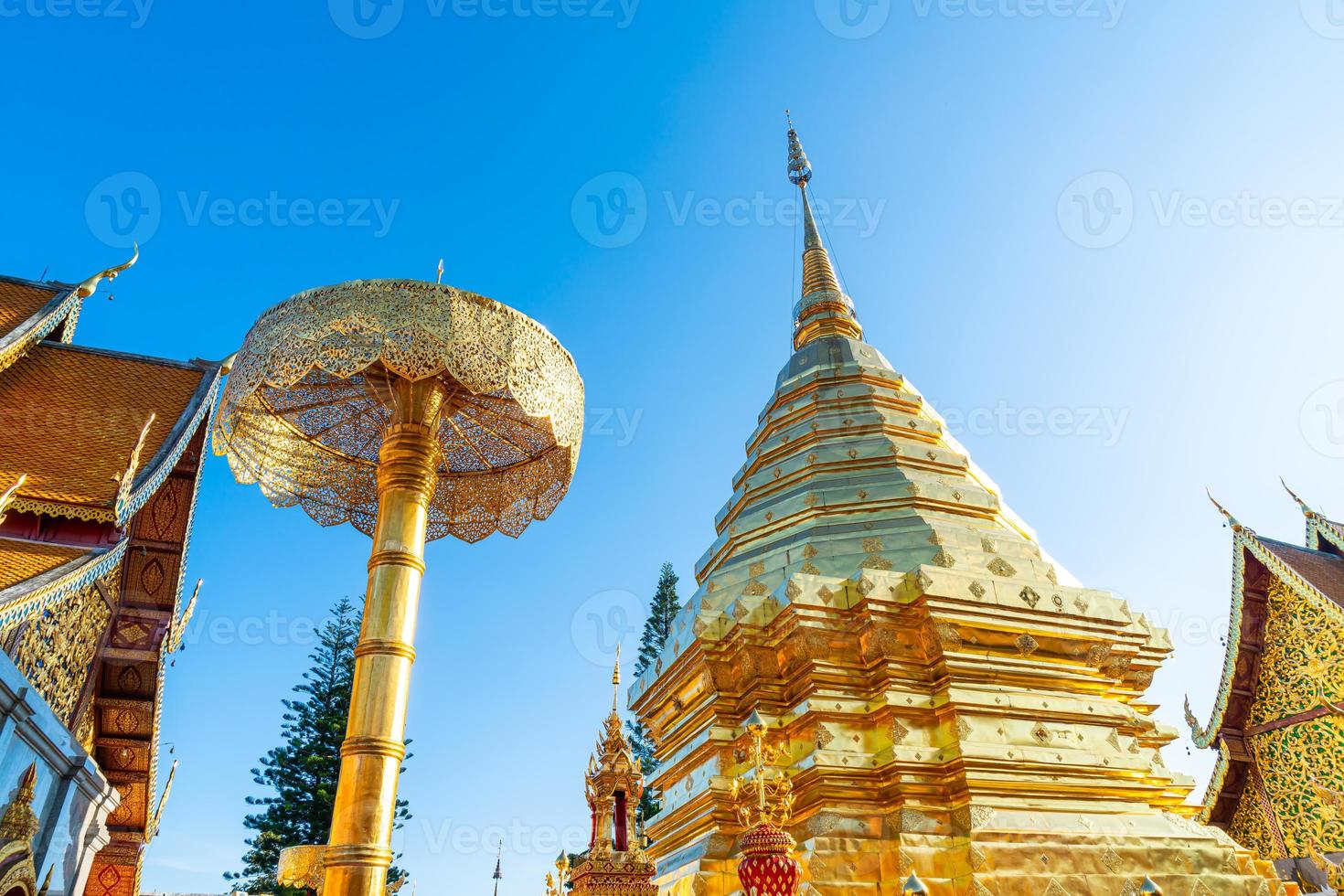 bellissimo monte d'oro al tempio di wat phra that doi suthep a chiang mai, in thailandia. foto