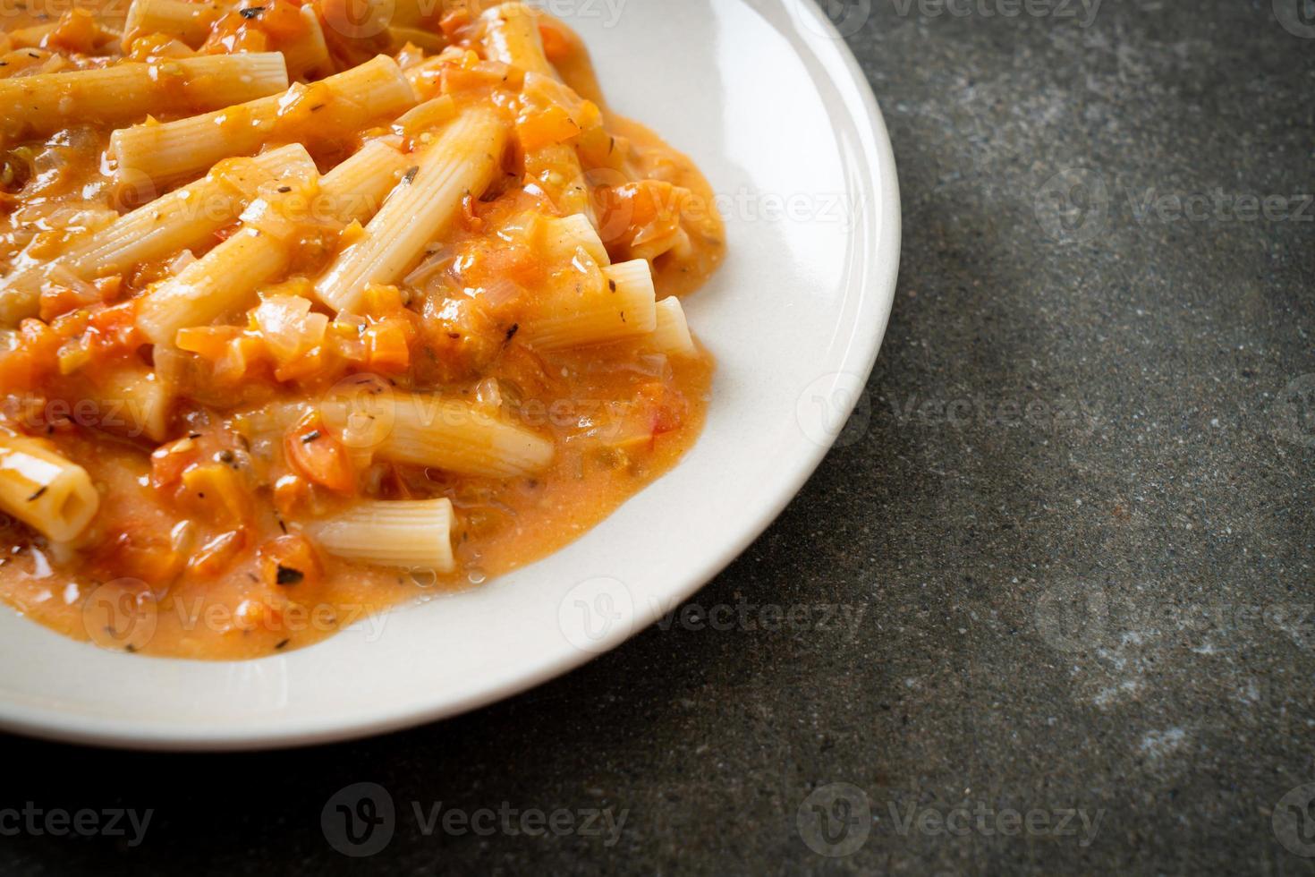 rigatoni penne cremoso al pomodoro o al sugo rosa foto