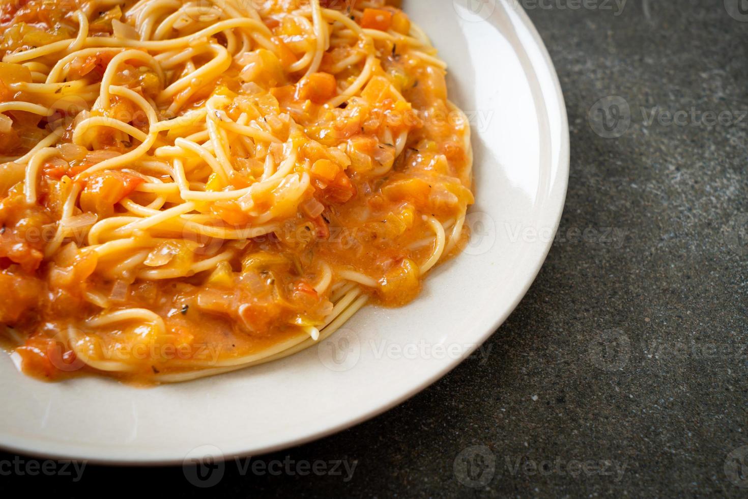 spaghetti con crema di pomodoro o salsa rosa foto