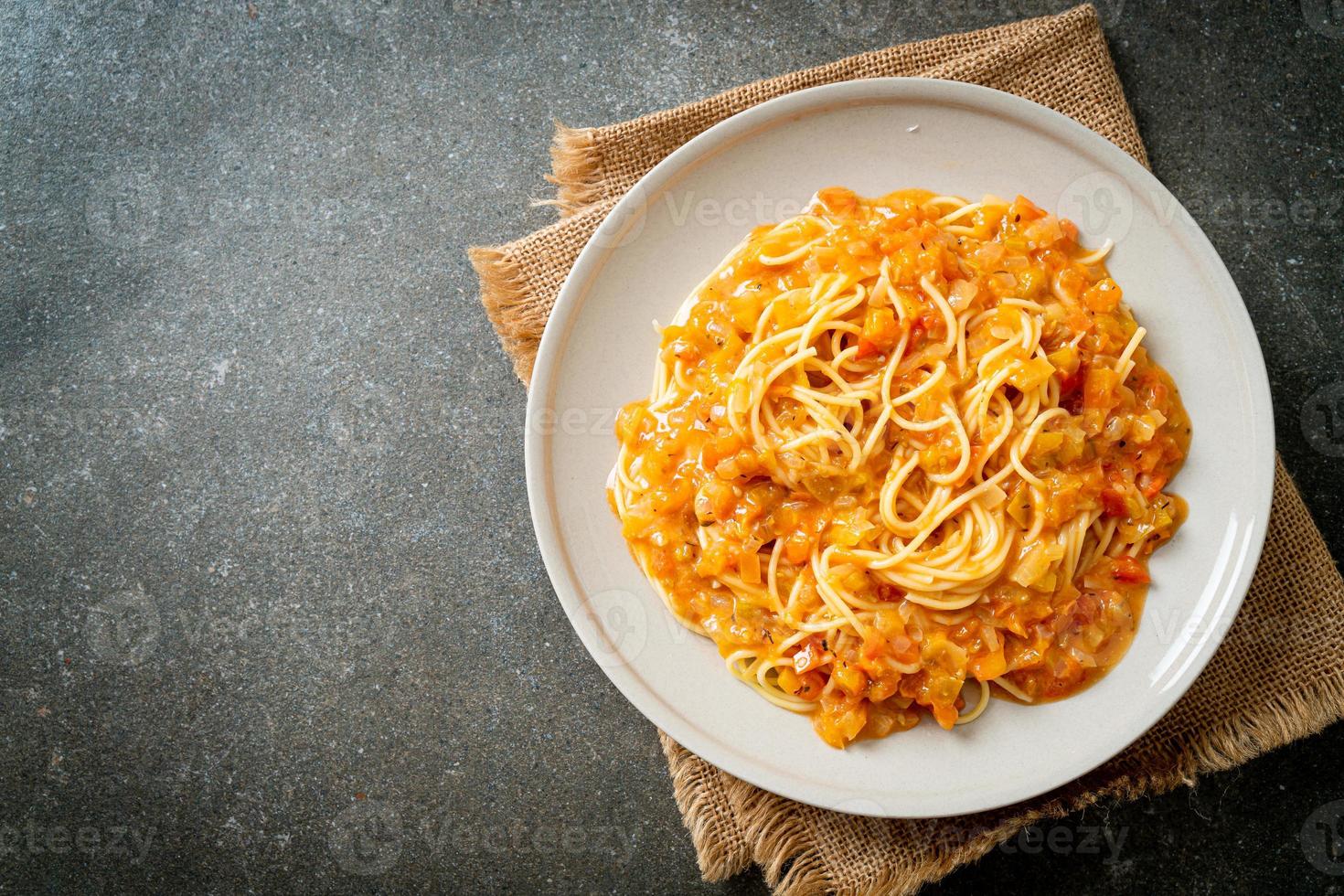 spaghetti con crema di pomodoro o salsa rosa foto
