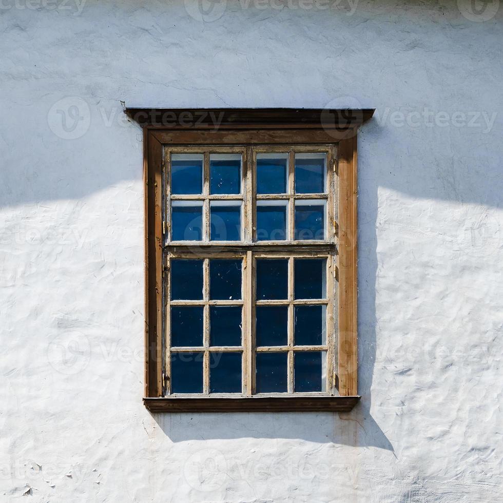 vecchia finestra in legno della casa. bianca foto