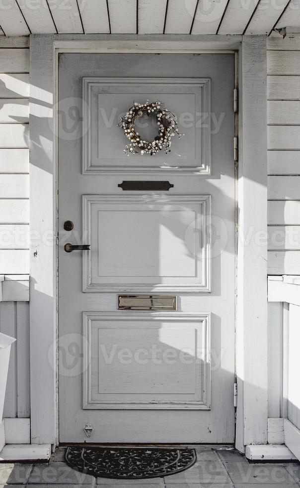 porta d'ingresso. il portico della casa. foto