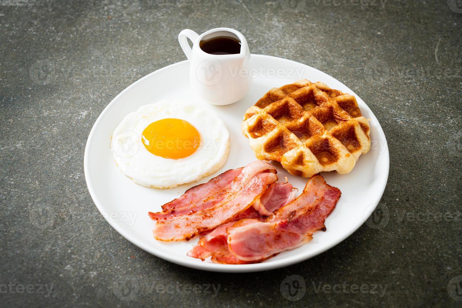 uovo fritto con bacon e waffle per colazione foto