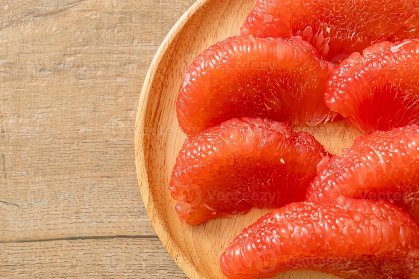 frutta fresca del pomelo rosso o pompelmo sulla piastra foto