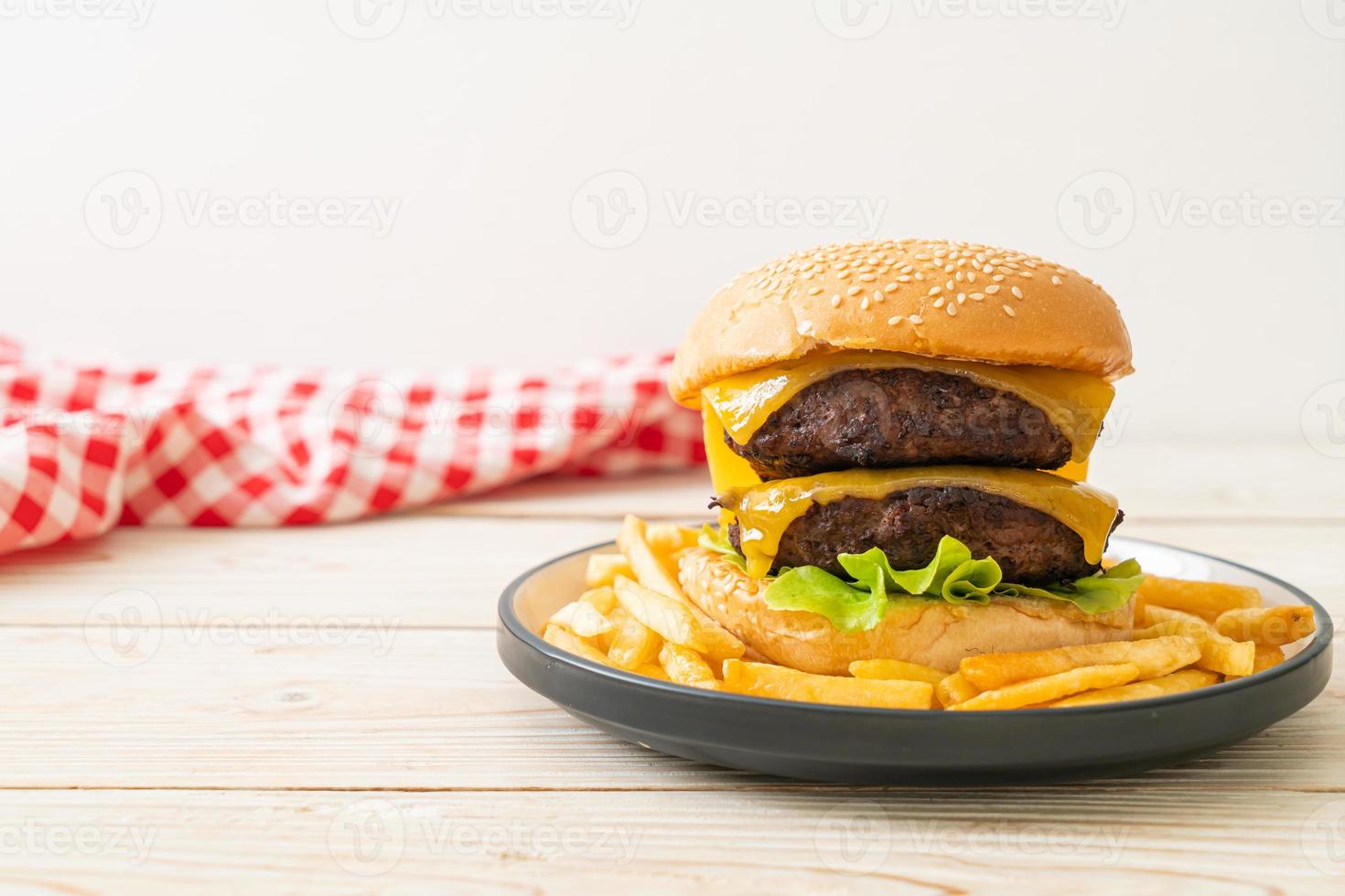 hamburger o hamburger di manzo con formaggio e patatine fritte - stile alimentare malsano foto