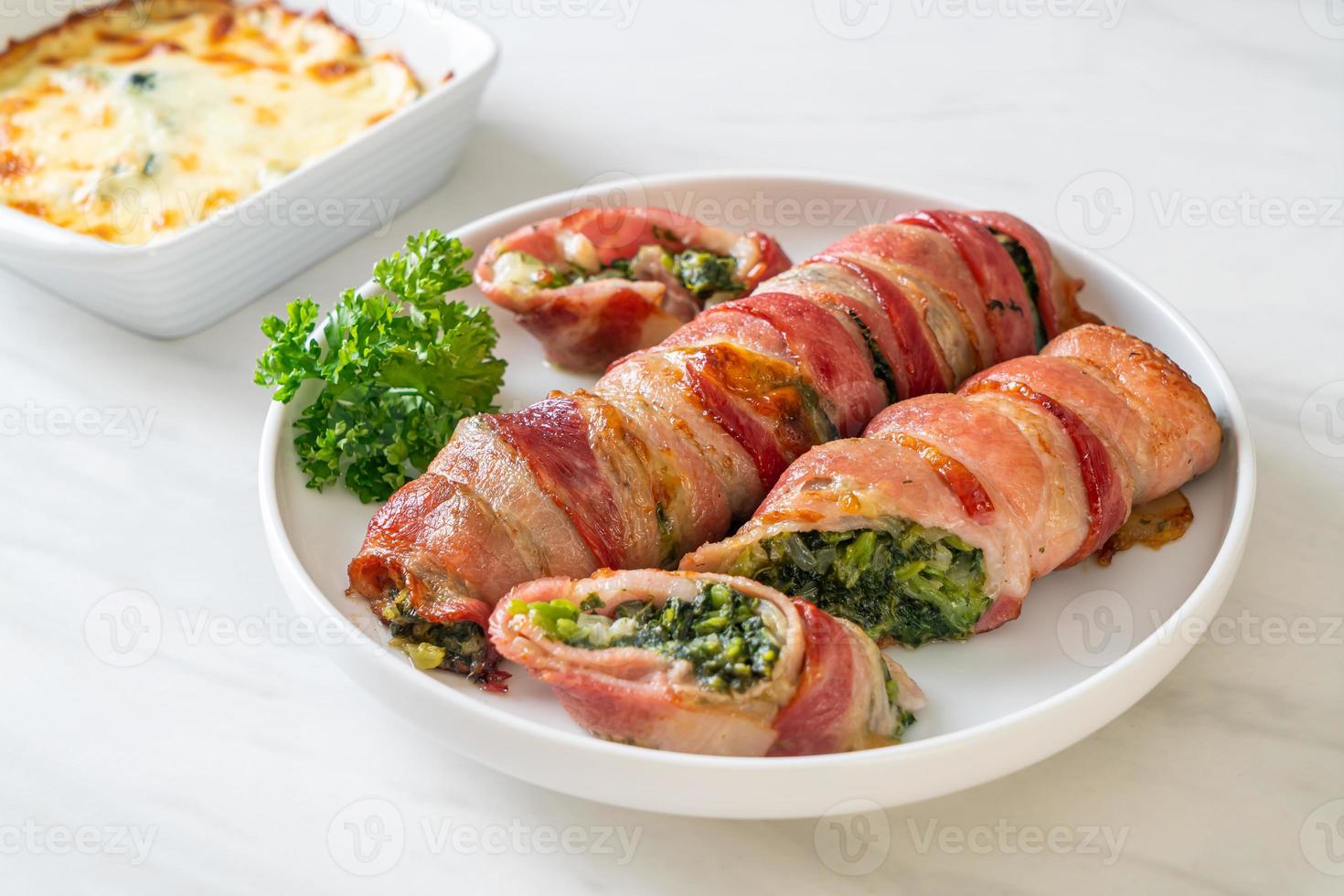 rotolo di pancetta al forno ripieno di spinaci e formaggio foto