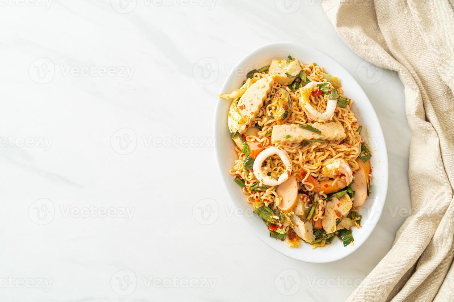 insalata piccante di noodle istantanei con carni miste foto