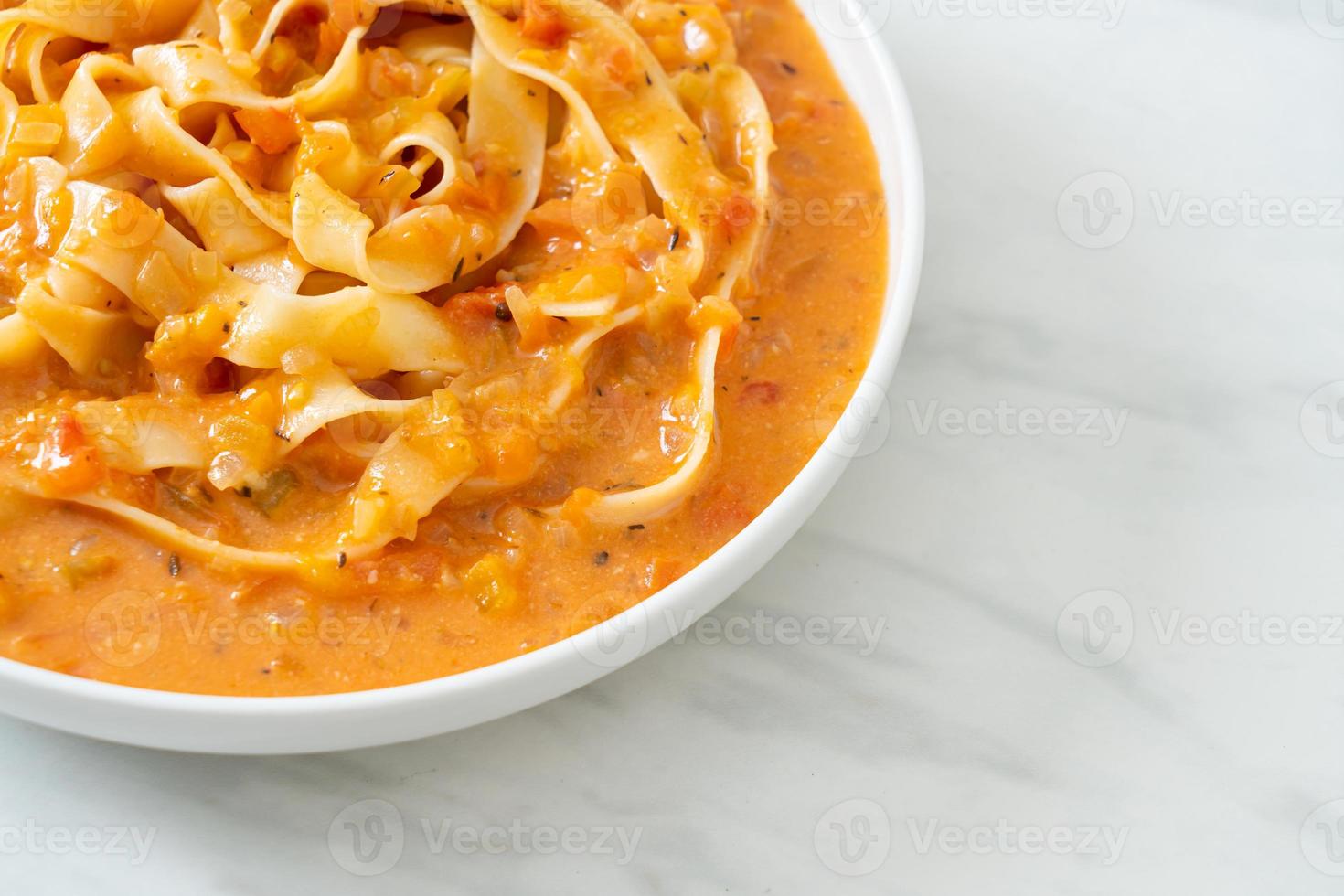 fettuccine con crema di pomodoro o salsa rosa foto