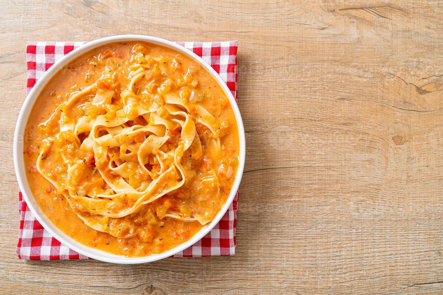 fettuccine con crema di pomodoro o salsa rosa foto