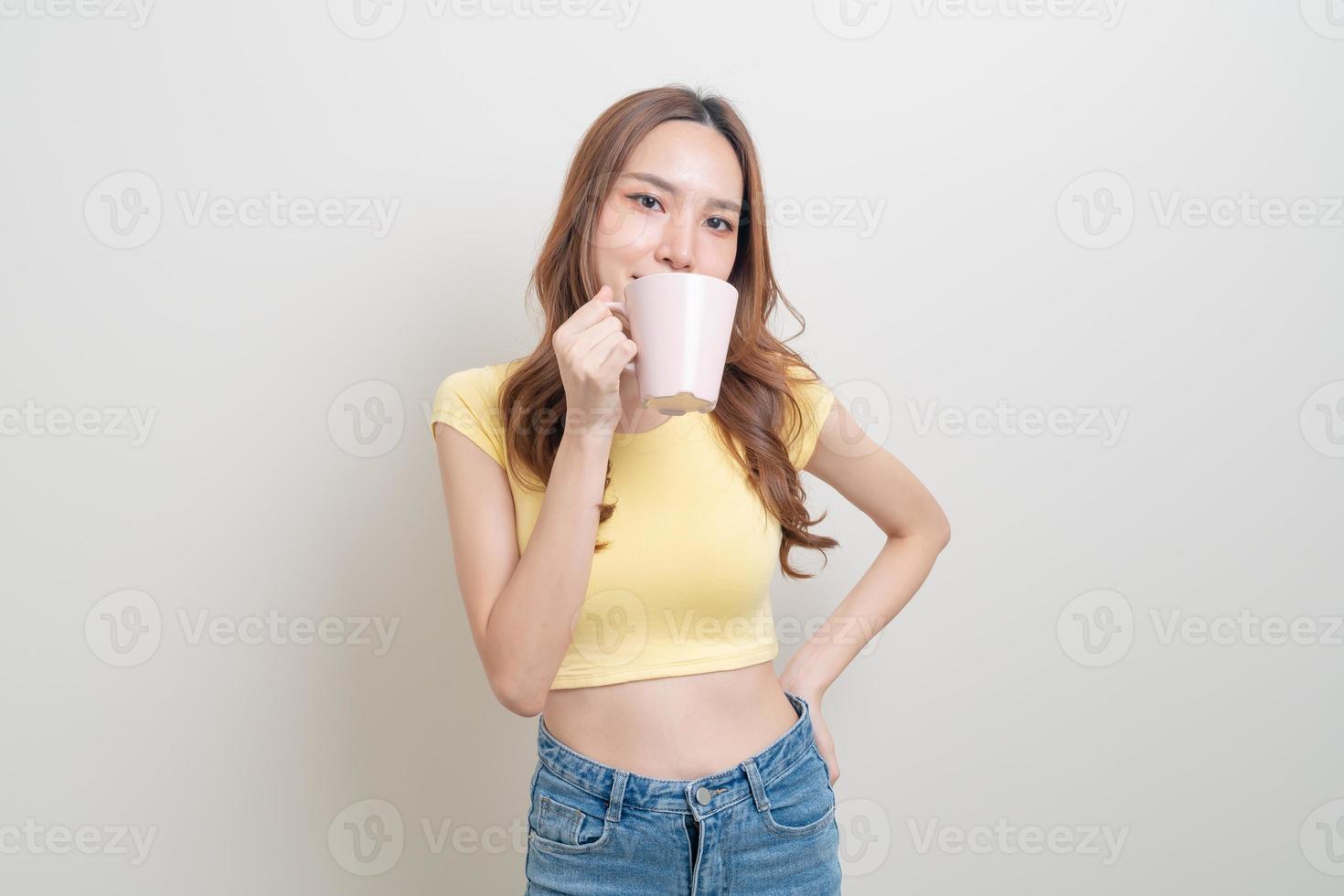 ritratto bella donna asiatica che tiene tazza di caffè o tazza su sfondo bianco foto