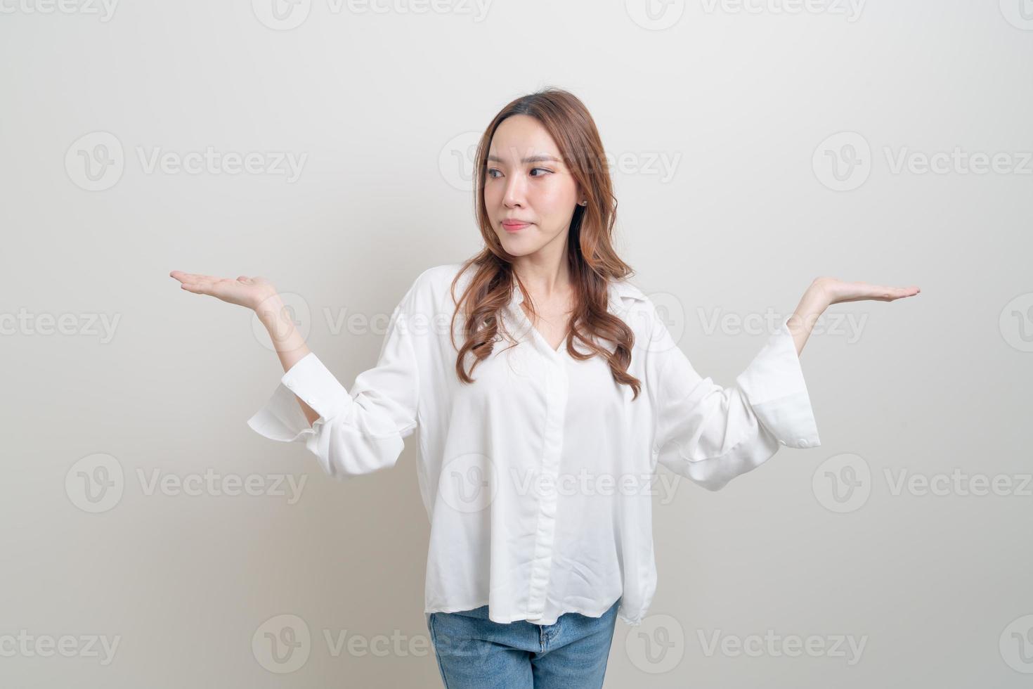 ritratto bella donna asiatica con la mano che presenta o indica su sfondo bianco foto