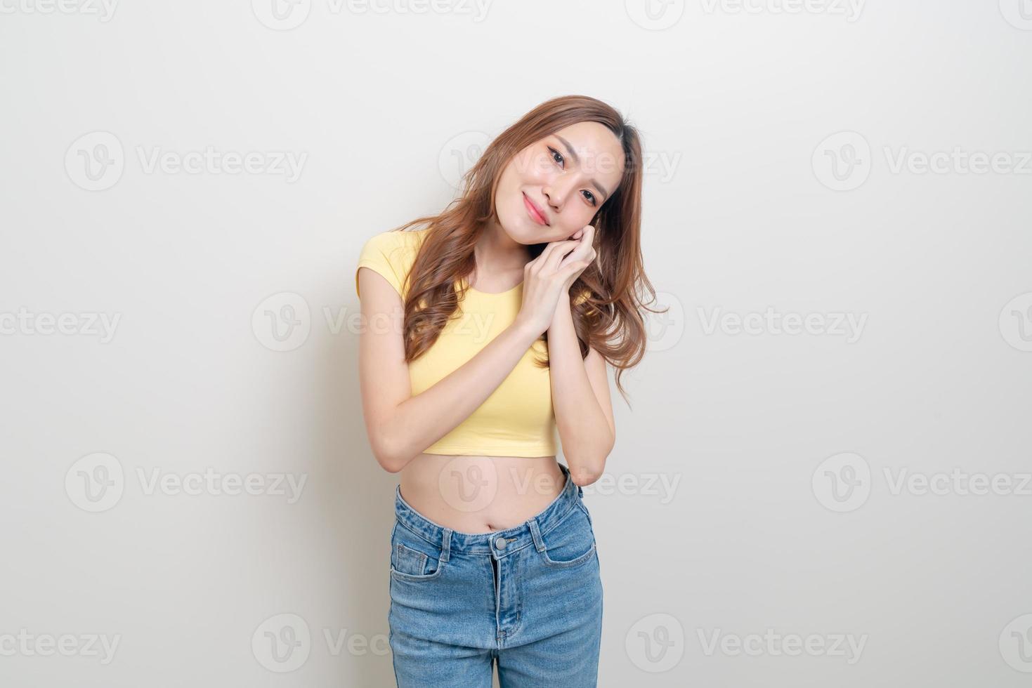 ritratto bella donna asiatica con sentimento felice e sorridente su sfondo bianco foto