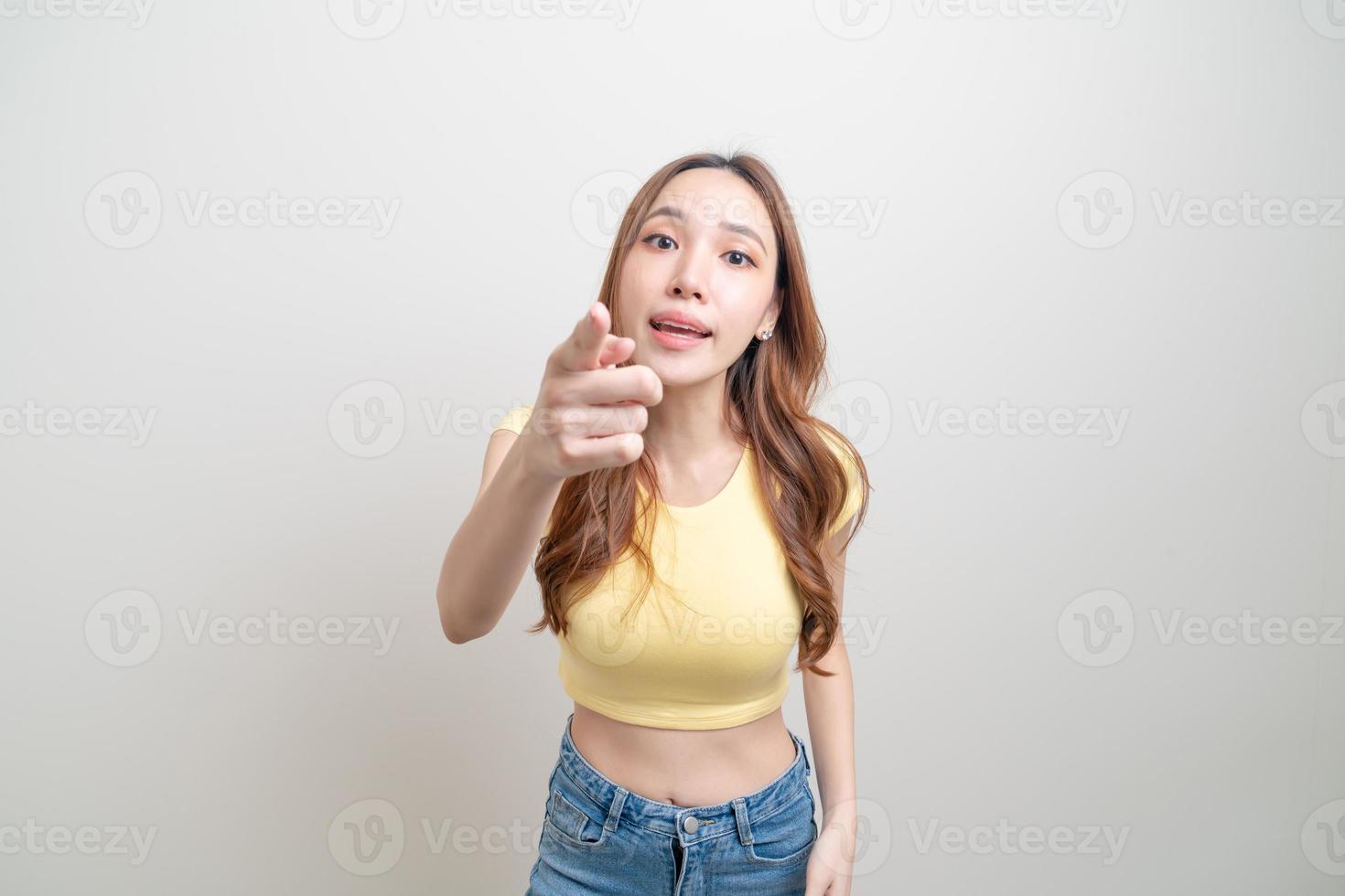 ritratto bella donna asiatica arrabbiata, stress, preoccupazione o lamentarsi su sfondo bianco foto