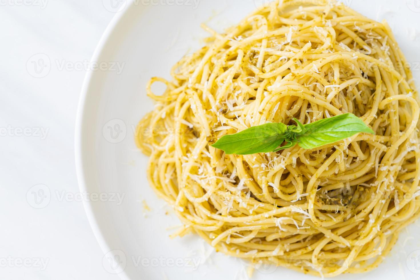 pasta spaghetti al pesto - cibo vegetariano e stile alimentare italiano foto