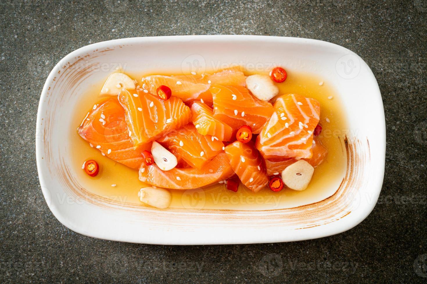 salmone fresco crudo marinato shoyu o salsa di soia marinata al salmone - stile asiatico foto