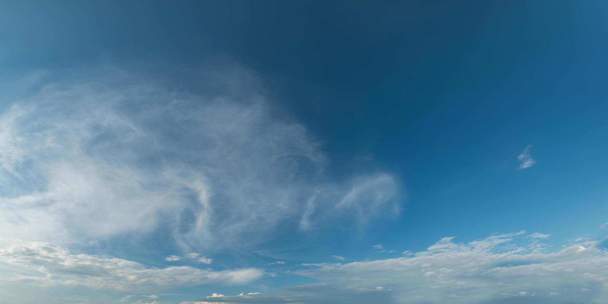 cielo panoramico con nuvole in una giornata di sole. foto