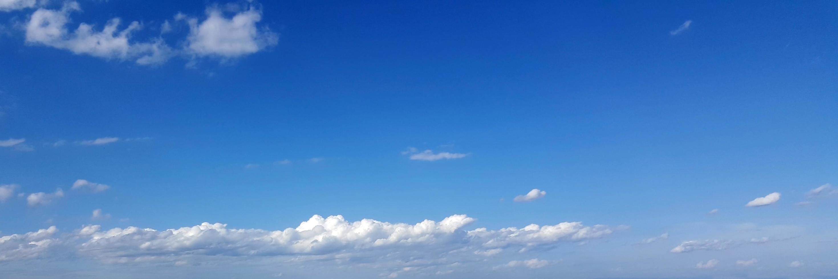 cielo panoramico con nuvole in una giornata di sole. foto