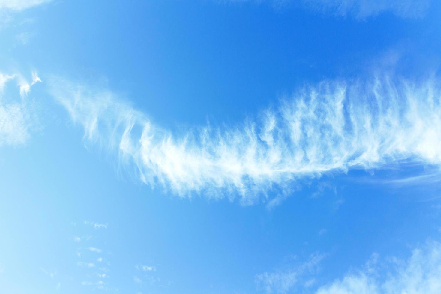 cielo panoramico con nuvole in una giornata di sole. foto