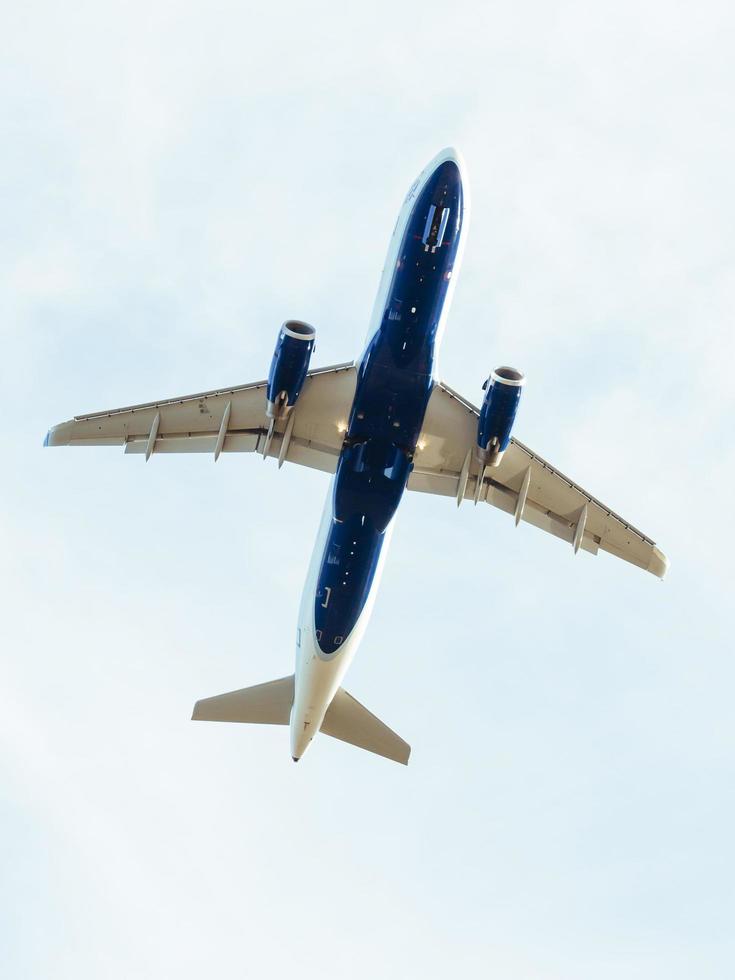 un aereo commerciale decolla in un giorno. foto