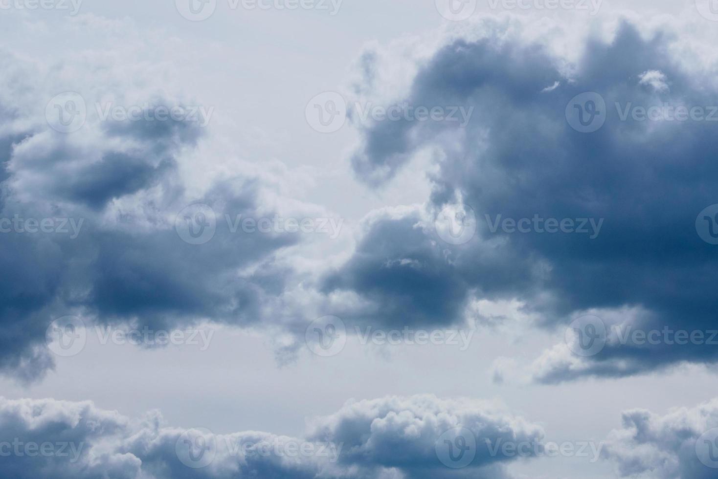 sfondo drammatico del cielo di tempesta. può essere usato come sfondo foto