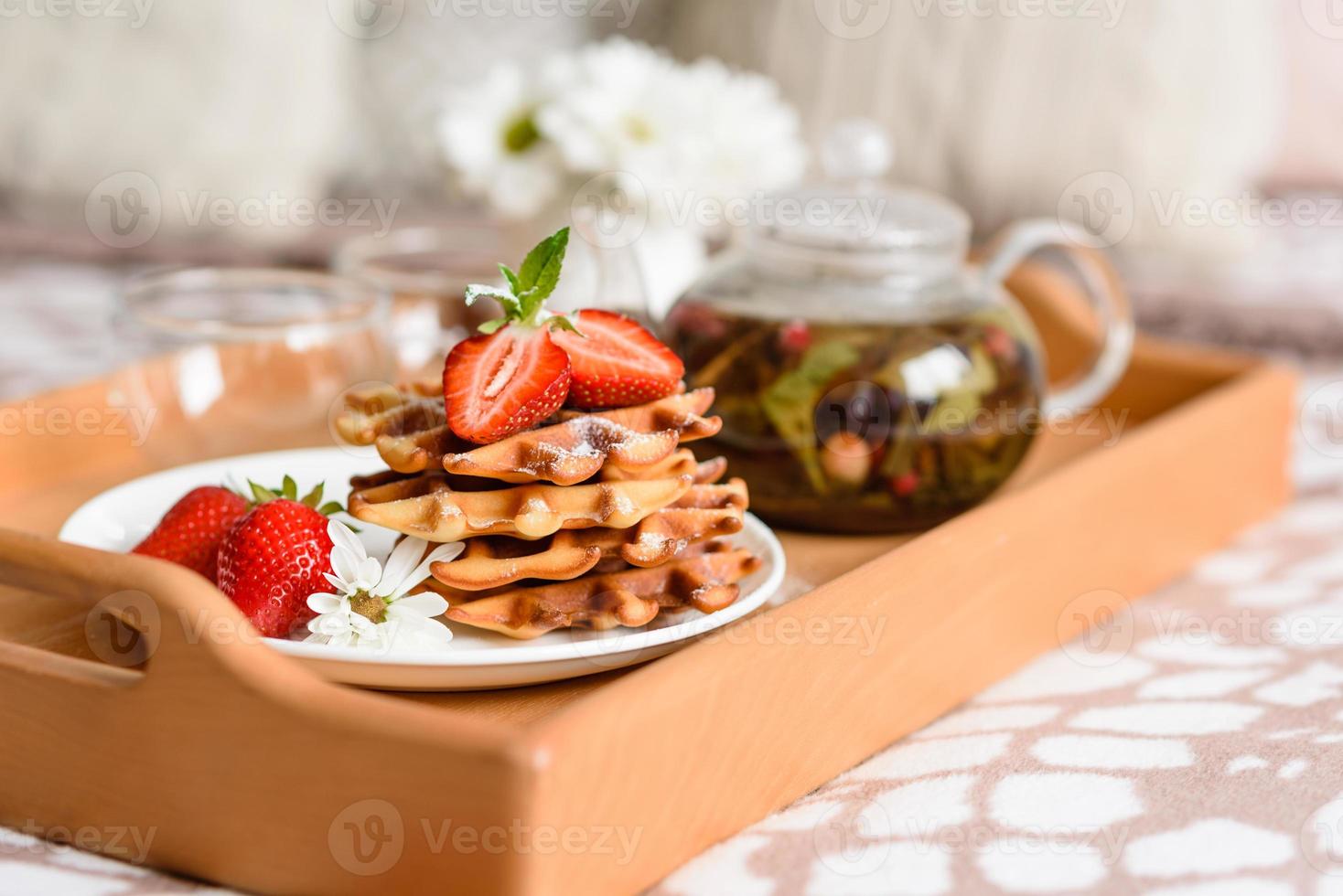 deliziose cialde belghe appena sfornate con frutti di bosco e frutta foto