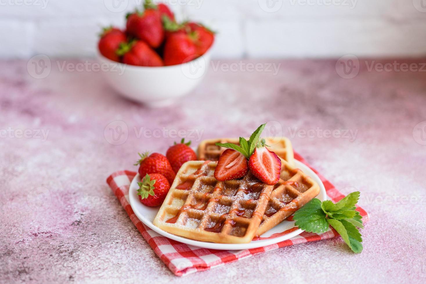 deliziose cialde belghe appena sfornate con frutti di bosco e frutta foto