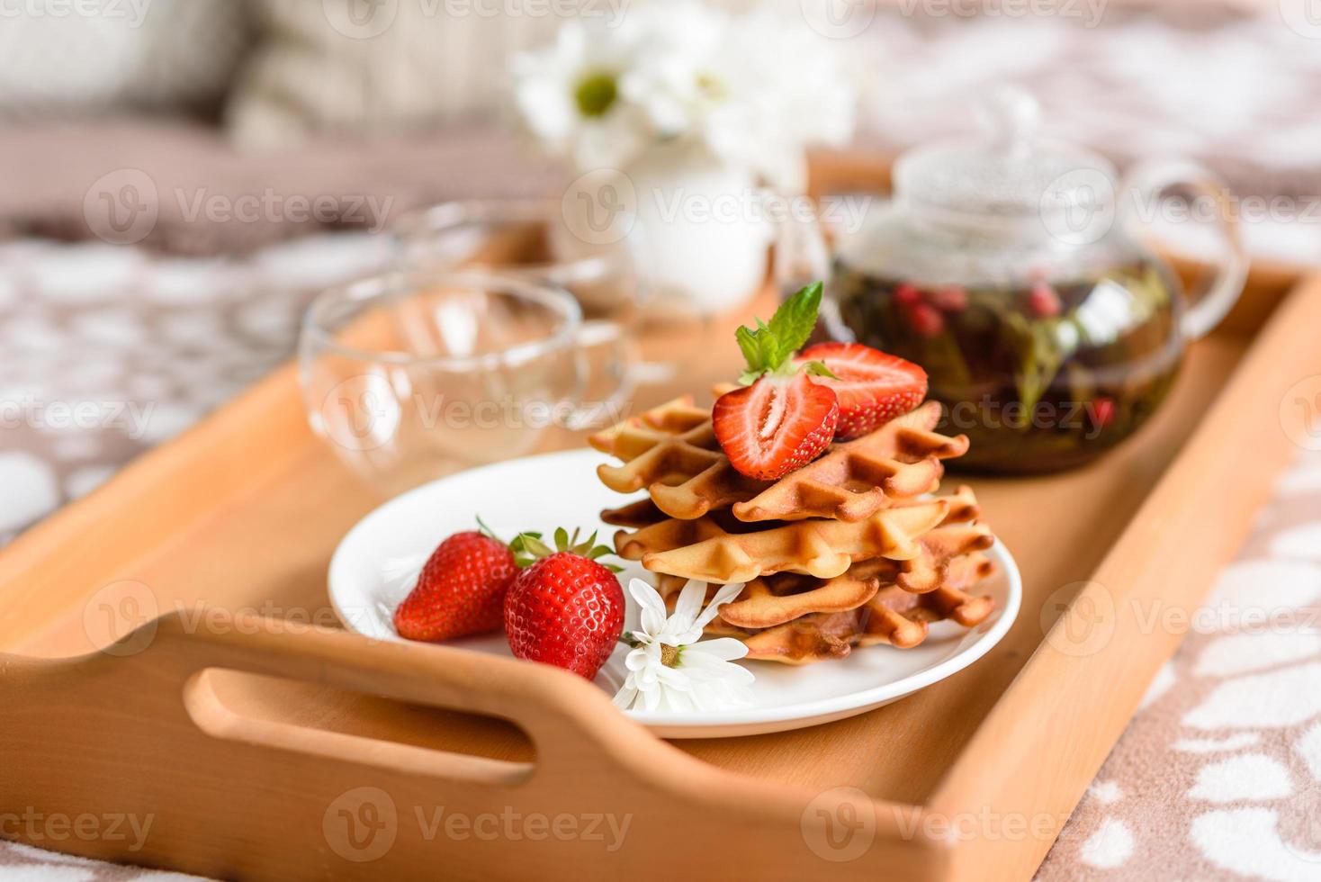 deliziose cialde belghe appena sfornate con frutti di bosco e frutta foto