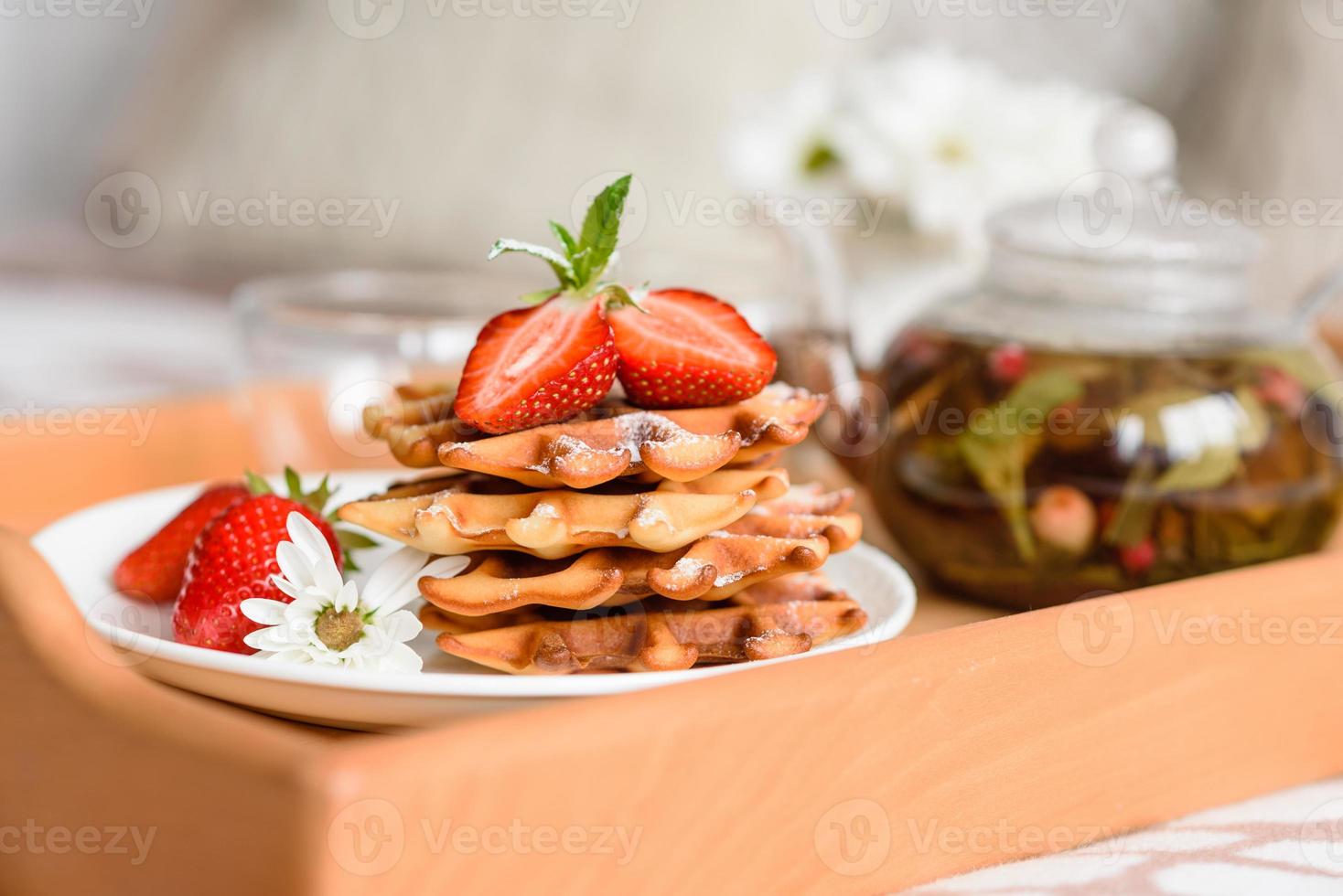 deliziose cialde belghe appena sfornate con frutti di bosco e frutta foto