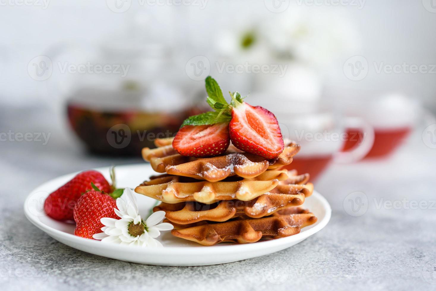 deliziose cialde belghe appena sfornate con frutti di bosco e frutta foto