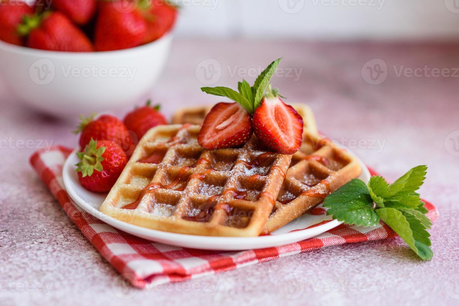 deliziose cialde belghe appena sfornate con frutti di bosco e frutta foto