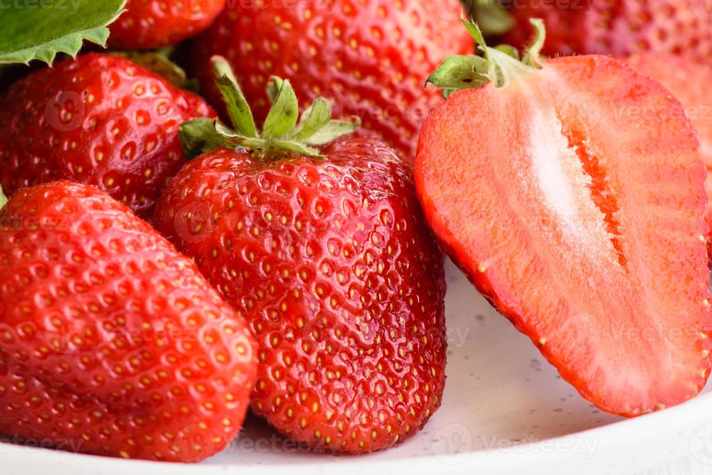 belle fragole fresche e succose sulla superficie del cemento foto