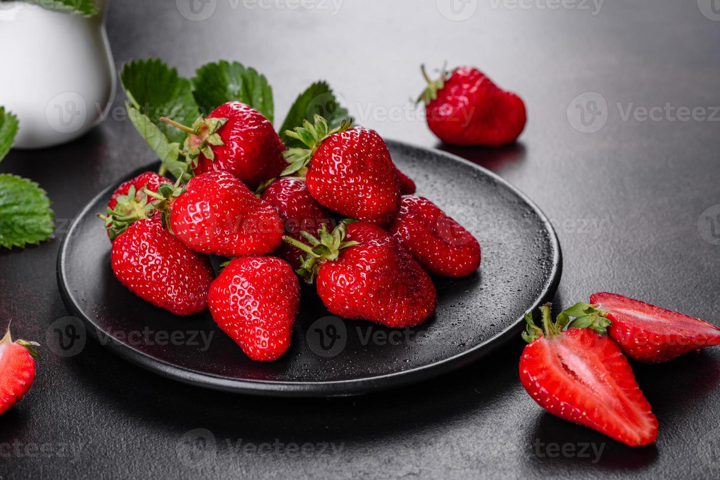 belle fragole fresche e succose sulla superficie del cemento foto